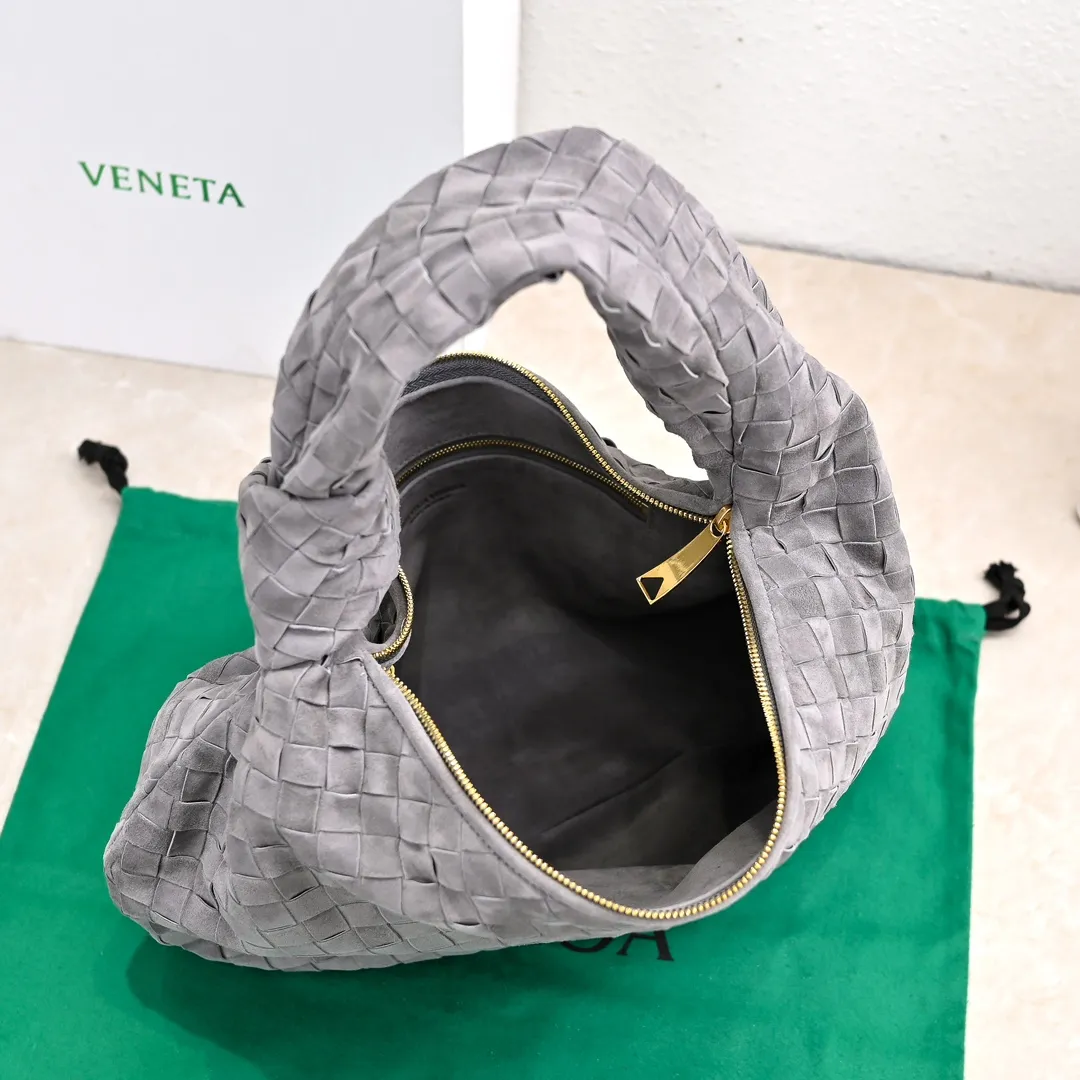 Batch 1960 #BV 𝗝𝗢𝗗𝗜𝗘# Street style’s new favorite fashionable large size 𝙟𝙤𝙙𝙞𝙚 It’s coming, it’s coming, it’s really coming! I have always thought that knitted BV is old-fashioned, until I met it - 𝙟𝙤𝙙𝙞𝙚, I realized that the original classic knitting elements and the new knot element design can be so fashionable! I have to admire Daniel Lee’s design talent! Large capacity to meet daily needs! Fashionable and versatile, it’s perfect for concave shapes, take it out to hit the streets! Size: 48*40*16 Style number: 6698